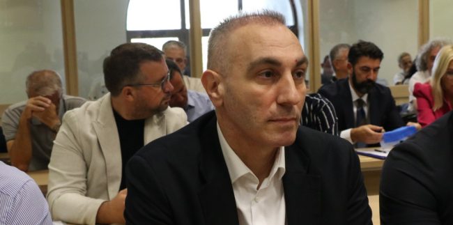 НА ОБВИНЕТ ЗА ПРОНЕВЕРАТА ОД 9,7 МИЛИОНИ ЕВРА ВО ДРЖАВНА ЛОТАРИЈА ДУРИ ДЕНЕСКА МУ ЗАТРЕБА ОБВИНИТЕЛЕН ПРЕДЛОГ НА АЛБАНСКИ ЈАЗИК, СУДЕЊЕТО СЕ ПРЕКИНА ЗА ДА ДОБИЕ ПРЕВЕДЕН ДОКУМЕНТ