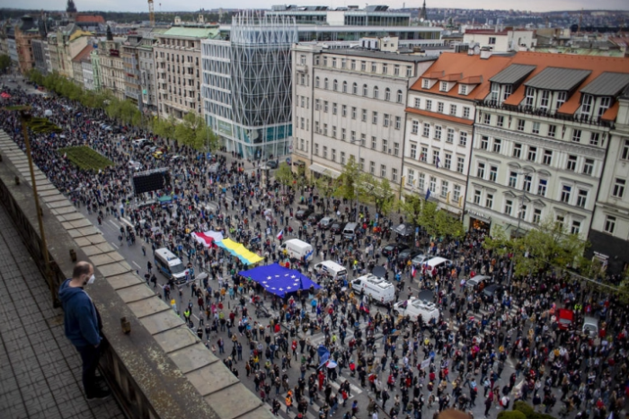 Илјадници луѓе протестираа во Прага против владата на Бабиш