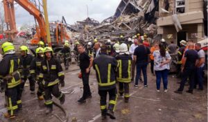 (ВИДЕО) Најмалку осум лица се повредени во напад врз Одеса