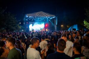 (ФОТО) Спектакуларен почеток на AERO Street Food Festival: илјадници распеани грла, полни штандови и незаборавна атмосфера