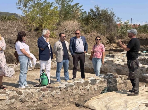 Полскиот амбасадор во Македонија во посета на валандовскиот локалитет Стакина чешма