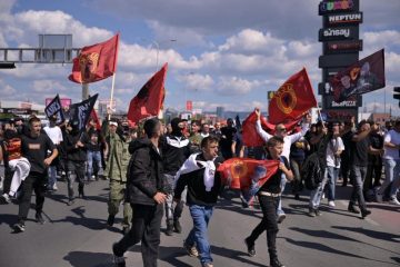 ПРОТЕСТИТЕ ВО ПРИШТИНА ЕСКАЛИРААТ: Демонстранти фрлаа камења кон Владата по пресудата за лидерите на ОВК