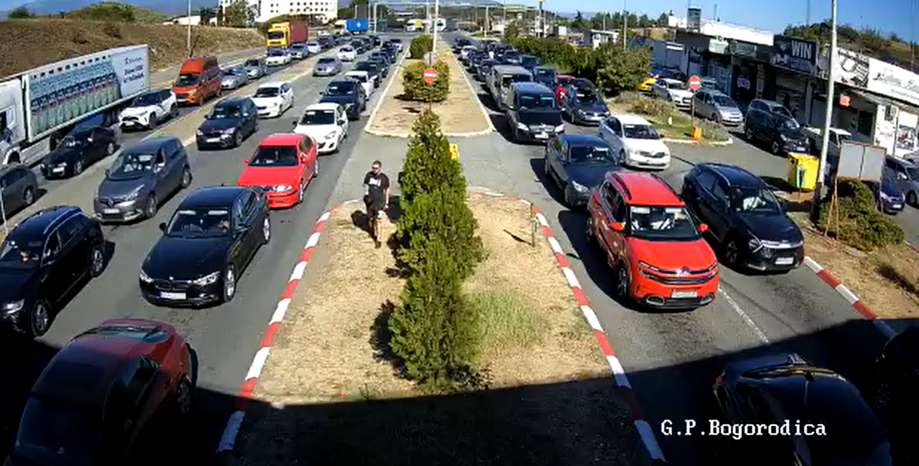 Ако тргнувате на пат, гужва има на граница