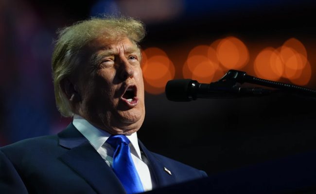 ТРАМП ИМ ВЕТИ ПО 5.000 ДОЛАРИ НА СИТЕ ВОЗРАСНИ АМЕРИКАНЦИ АКО РЕПУБЛИКАНЦИТЕ ПОБЕДАТ НА ИЗБОРИТЕ ВО НОЕМВРИ