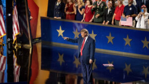 Водечките ТВ мрежи, меѓу кои и Fox News, престанаа да го следат Трамп во знак на поддршка за CNN