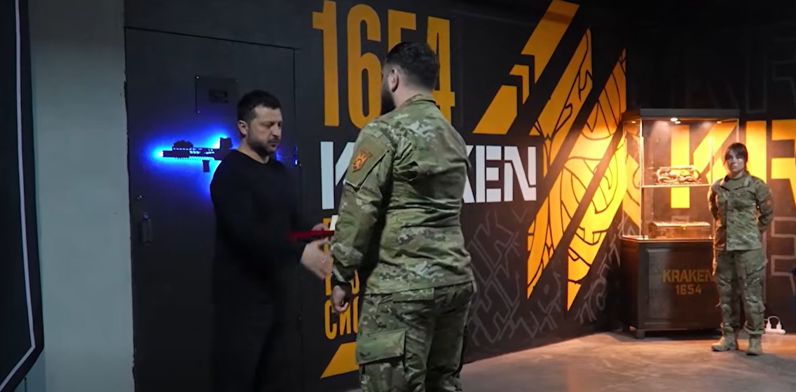 (ВИДЕО) ЗЕЛЕНСКИ ОТИДЕ НА ТЕРЕН МЕЃУ ВОЈНИЦИТЕ: Тврди дека вратиле територија во Донецк