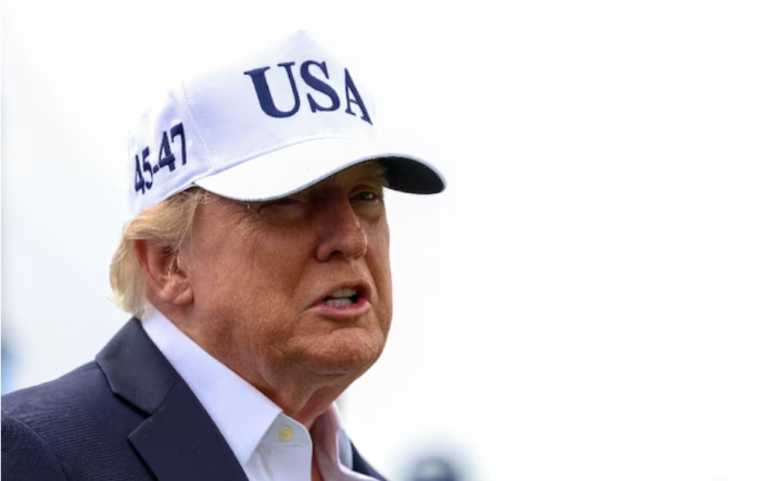 Трамп тврди дека „негативните сили“ претеруваат во загриженоста околу вештачката интелигенција