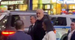 (Видео) „Летаа“ јајца кон Рама во Њујорк, демонстрантите извикуваа „мафија“, тој им возврати: „хистерични кокошки“