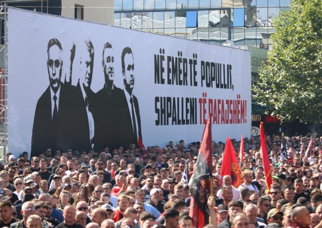 ПРОТЕСТИ ВО ПРИШТИНА ПО ПРЕСУДАТА ЗА ХАШИМ ТАЧИ ЗА ВОЕНИ ЗЛОСТОРСТВА, КОСОВО И АЛБАНИЈА ВЕЛАТ ДЕКА ОДЛУКАТА Е СРАМНА И НЕПРАВЕДНА