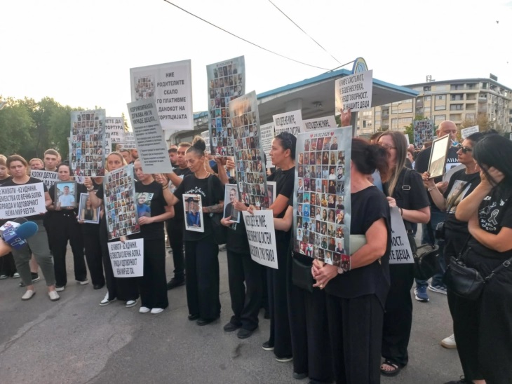 По 18 месеци од трагедијата во „Пулс“, семејствата повторно на улица: „Да не чекориме сами“