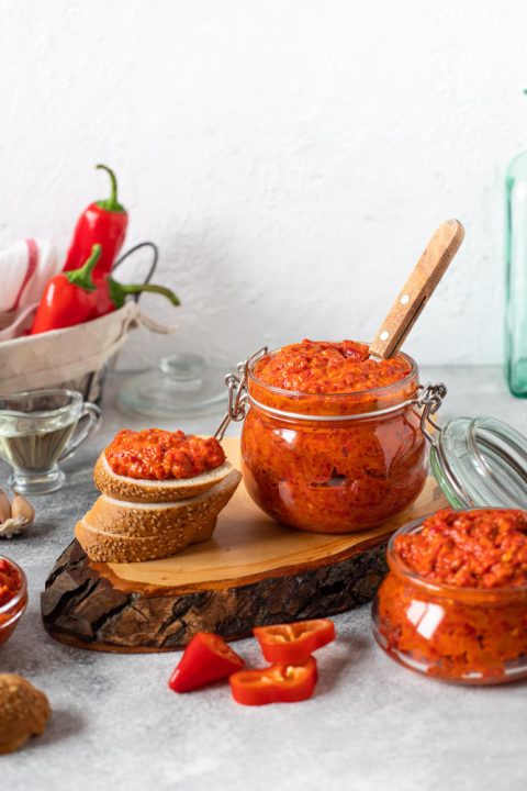 Денес готвиме: 9 тајни за вкусен домашен ајвар од кујната на една баба