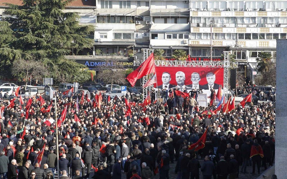Во Скопје започна протестен марш за поддршка на осудените водачи на ОВК во Хаг