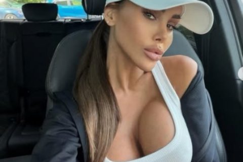 Бебето спие, а мама „пали и жари“ низ парк: Тазе породената Накова ги разгоре фантазиите со бујното деколте и голи нозе додека опуштено лиже сладолед