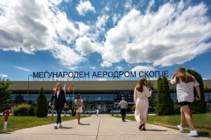 ТАВ Македонија ја повлече одлуката за ограничен бесплатен пристап на возила во зоната „Hug & Fly“ на скопскиот аеродром