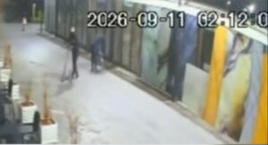 (Видео) Доаѓаат со тротинети, потураат течност, палат и си одат – снимка од палењето на објектите на пазарот во Шутка
