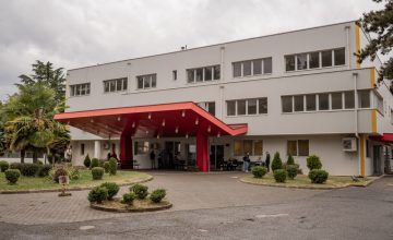 Болницата „Свети Еразмо“ со најкратки листи на чекање за операција на колк, изборот на лекар и доцното пријавување ги диктираат роковите