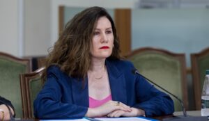 Шефицата на албанското разузнавање е под истрага за помагање криминалци — судот нареди домашен притвор