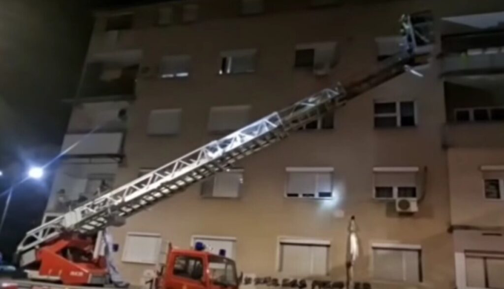Необична интервенција во стан во Струмица: Пожарникари спасувале девојче кое спиело