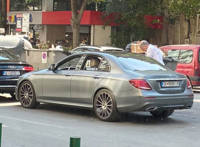 МАНАСИЕВСКИ: Жерновски пак го вози автомобилот на “братучедот”, а богами и непрописно паркира