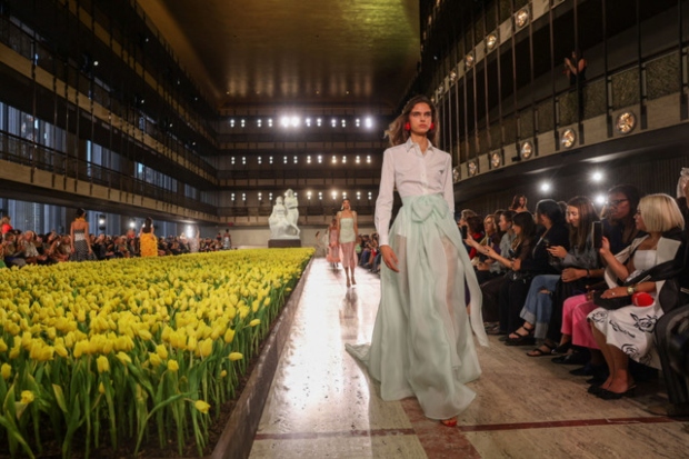 Модната писта на Carolina Herrera се претвори во поле од 20.000 жолти лалиња