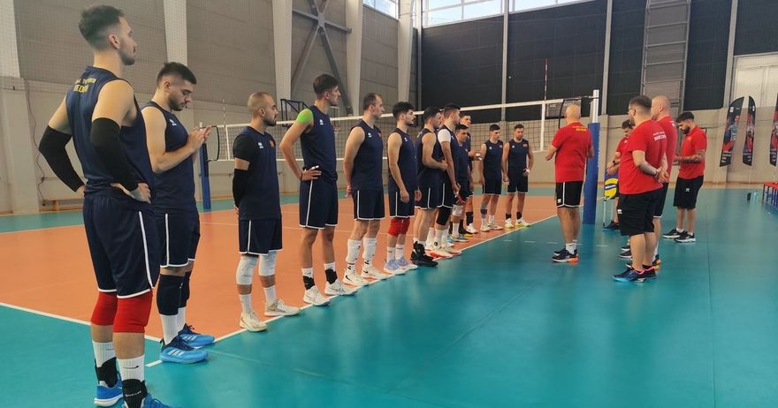 Македонските одбојкари пристигнаа во Софија, одработен првиот тренинг пред ЕП