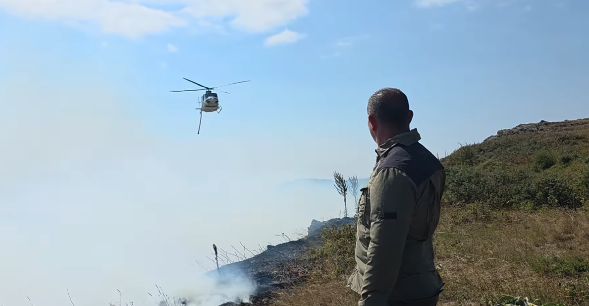 (ВИДЕО) Полицискиот хеликоптер го истушира Ангелов дури гаснеше пожар близу границата со Косово