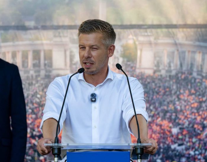 Маж се обиде да го погоди Петер Маѓар со јајце, полицијата веднаш реагираше