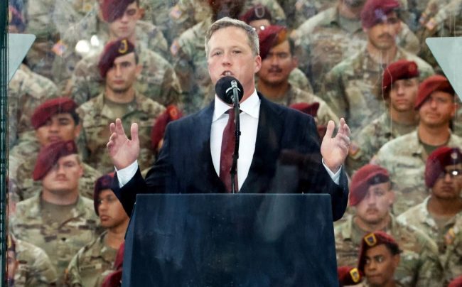 СЕКРЕТАРОТ НА АМЕРИКАНСКАТА ВОЈСКА ДЕН ДРИСКОЛ ПОДНЕСЕ ОСТАВКА ПО СПОРОТ СО МИНИСТЕРОТ ХЕГСЕТ