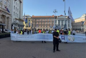 Протест во Загреб против опасниот отпад во Госпиќ: Граѓаните бараат итна санација