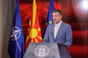 Перински не може да исплати породилно отсуство навреме, ама ќе им праќал контроли на болните – ДПМНЕ го претвора Фондот во полиција за сиромашни, обвинува Левица