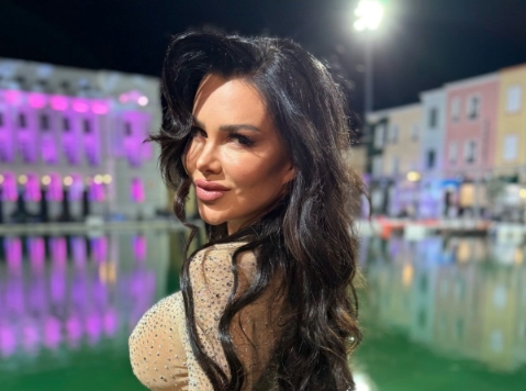 Станија ја крена температурата во лифт   – мажите ги остави без зборови