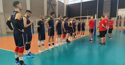 Македонските одбојкари пристигнаа во Софија, одработен првиот тренинг пред ЕП