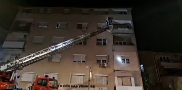 (ВИДЕО) ПОЖАРНИКАРИ СЕ КАЧИЛЕ ПРЕКУ ТЕРАСА ДА РАЗБУДАТ ДЕВОЈЧЕ: Не го чула ниту ѕвончето, ниту телефонските повици од родителите