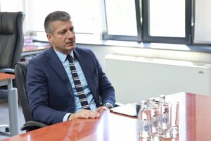 ДПМНЕ ќе менува закон за да може Перински со диплома од фискултурно да управува со ФЗО, тврди Левица