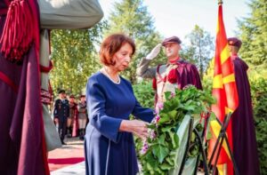 Сиљановска-Давкова положи цвеќе на вечните почивалишта на Глигоров, Трајковски и Кљусев