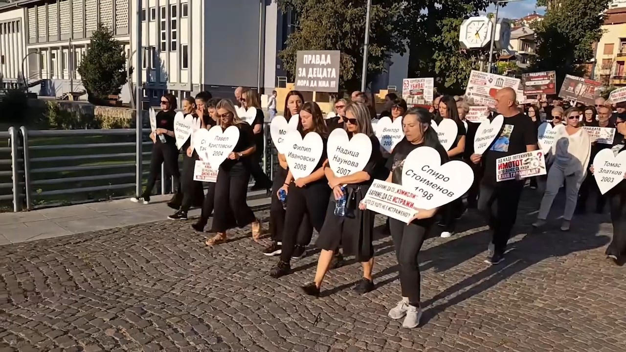 Семејствата на загинатите во кочанската дискотека „Пулс“ на марш во Кочани