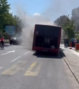 Избувнал пожар во задниот дел на автобус на ЈСП на постојка во Центар