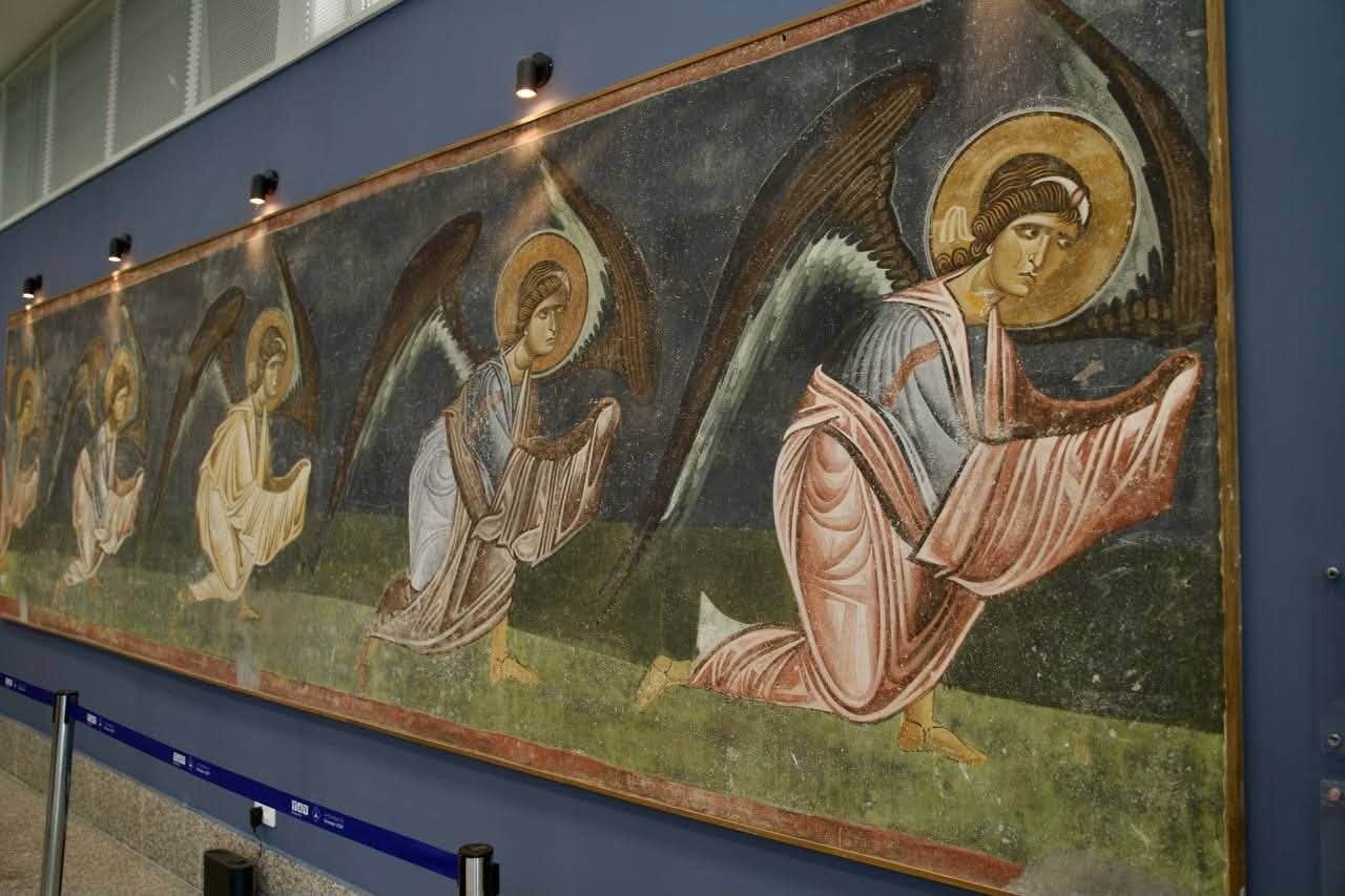 (ФОТО) Аеродромот во Охрид ќе пречекува патници со реплики од фрески и мозаици