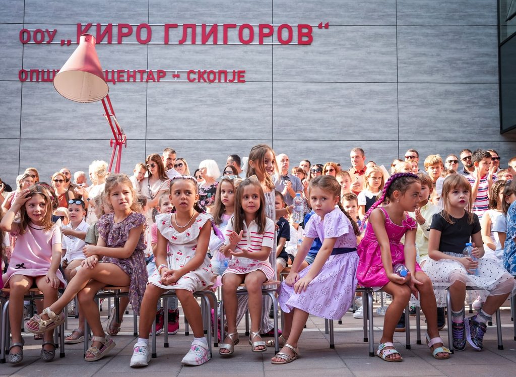 Јаневска: Среќен почеток на новата учебна година, учете и не го бирајте насилството како решение