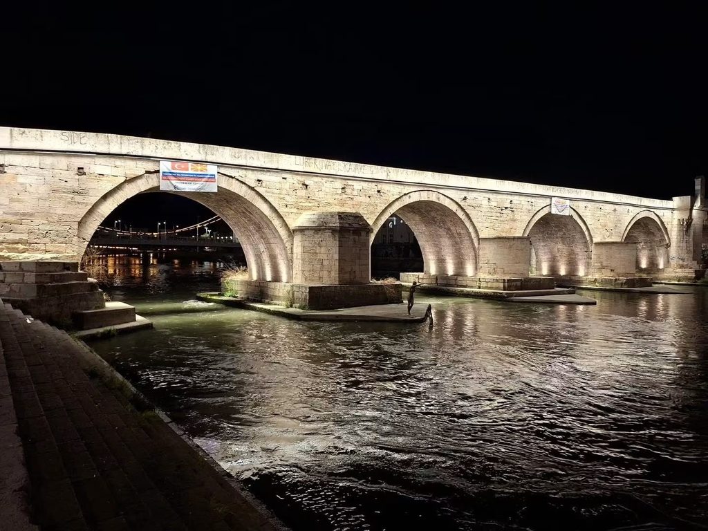 Камениот Мост блесна во ново светло – нов ноќен лик на симболот на Скопје
