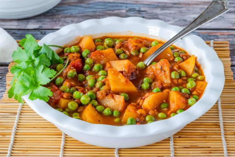 РЕЦЕПТ НА ДЕНОТ: ГУСТО И ВКУСНО ЗЕЛЕНЧУКОВО ВАРИВО – Компир, грашок и леќа во едно јадење