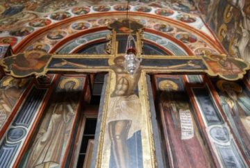 ПРАВОСЛАВНИТЕ ХРИСТИЈАНИ ГО ОДБЕЛЕЖУВААТ ГОЛЕМИОТ ПРАЗНИК: Крстовден носи строг пост, молитвена посветеност и вековни обичаи