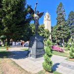 Падна гранитна плоча од постаментот на Споменикот на бранителите во Битола