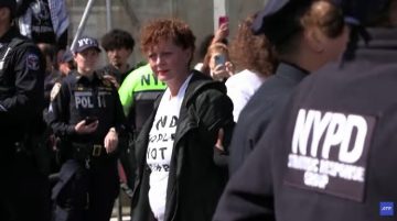 САРАНДОН ПРИВЕДЕНА НА ПРОТЕСТ ПРОТИВ ИЗРАЕЛ: Холивудската актерка меѓу 100 уапсени демонстранти во Њујорк