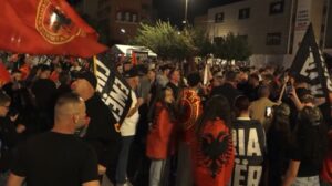 Четврти ден протести на плоштадот во Приштина против пресудата во Хаг – најавен е собир во Њујорк пред зградата на ОН