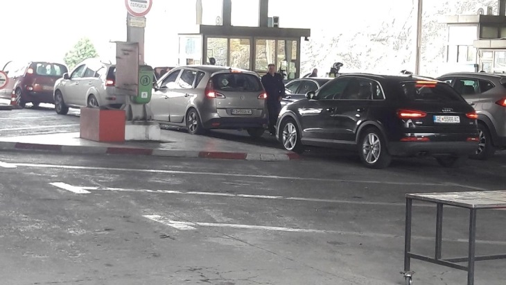 Од 15 до 30 минути се чека на Богородица за излез од земјава