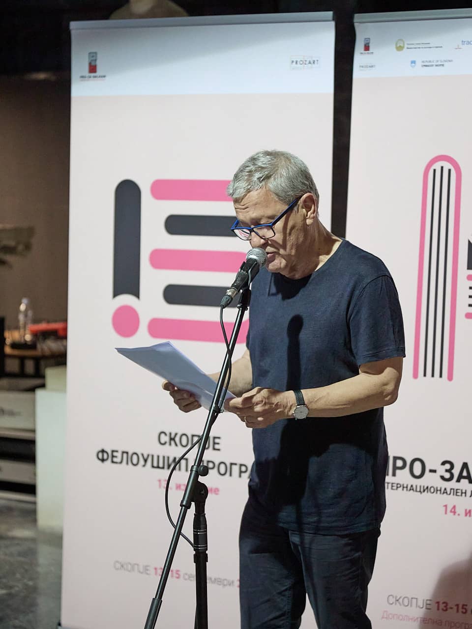 Писателот го декодира светот околу себе – Драган Великиќ ја прими наградата „Прозарт 2026“
