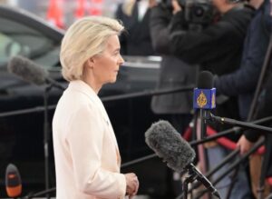 Урсула фон дер Лајен, престојува во посета на главниот град Нук за да потпише нова декларација меѓу ЕУ и Гренланд