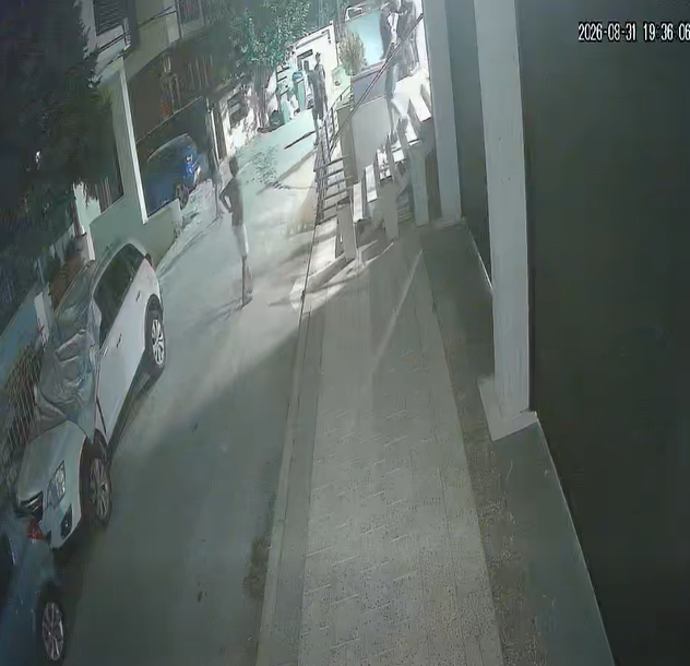 (ВИДЕО) Снимка од надзорна камера: Еве како млади кршат и фрлаат саксии