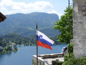 Словенечкиот премиер најави пренасочување на 50 илјади вработени од јавниот сектор во стопанството